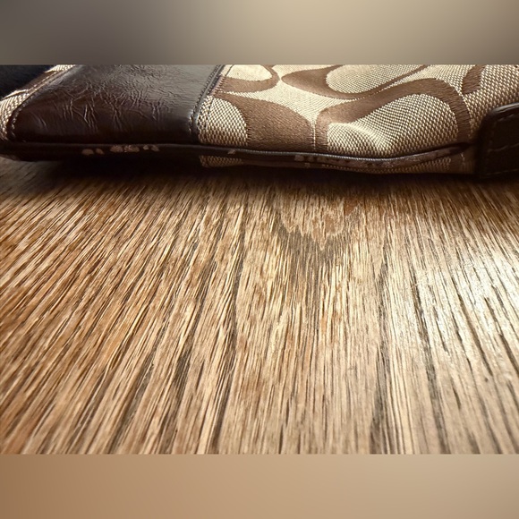 🤎 Coach Signature Swingpack Crossbody – Brown Monogram with Stripe - Picture 5 of 10